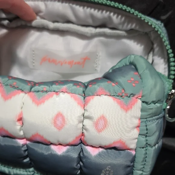 FP Movement Free People Quilted Puffer Pouch Green Glow Green Makeup Bag NEW - Picture 2 of 5